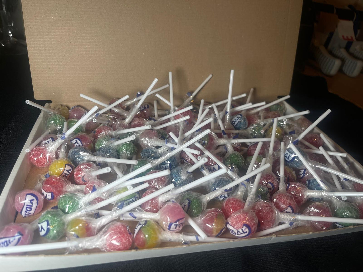 100 Vidal Lollipops Postal Box - Variety of Flavours Strawberry and Cream, Tongue Painter, Blue Raspberry, Traffic Light and Assorted Fruit