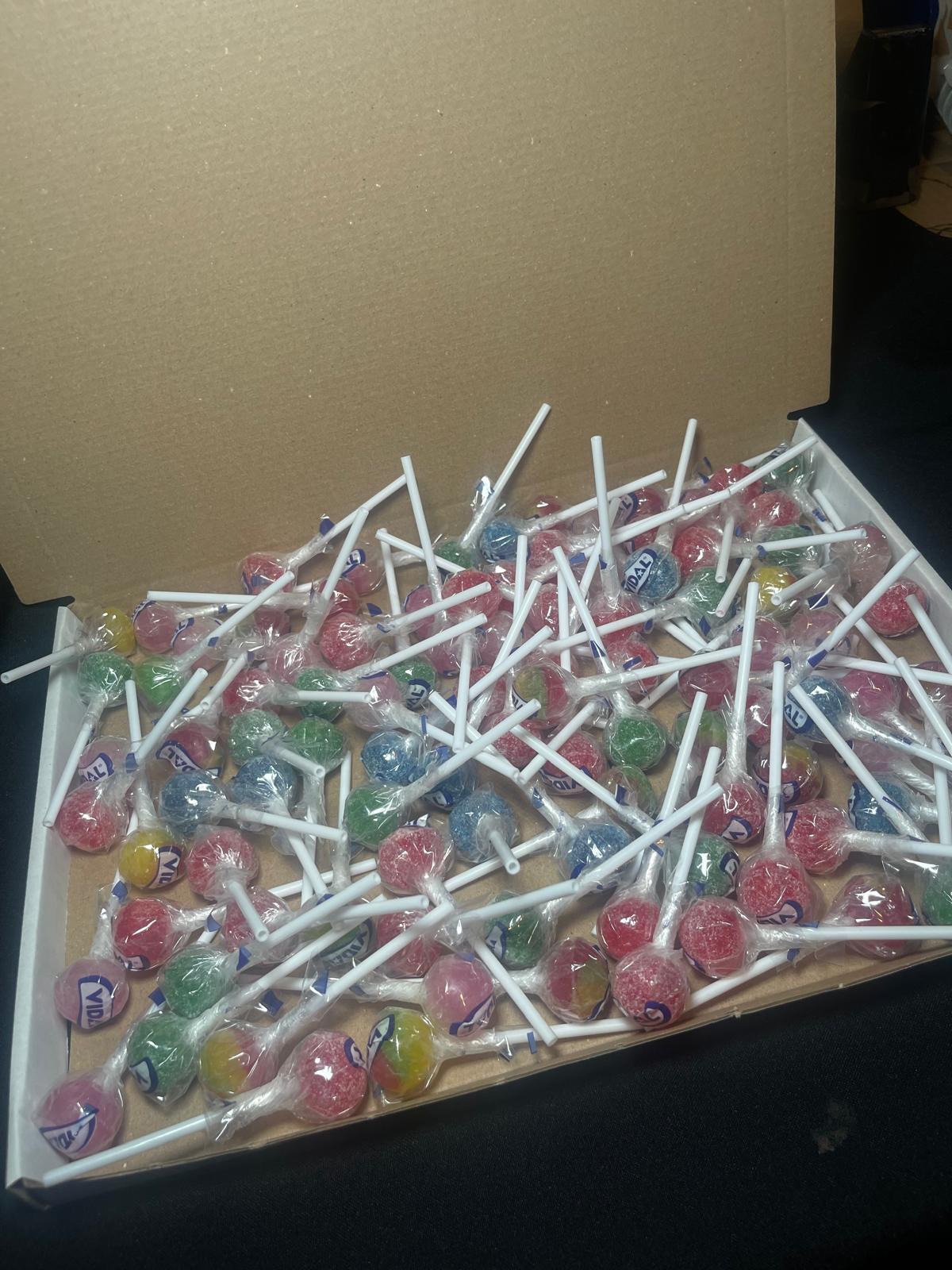 100 Vidal Lollipops Postal Box - Variety of Flavours Strawberry and Cream, Tongue Painter, Blue Raspberry, Traffic Light and Assorted Fruit