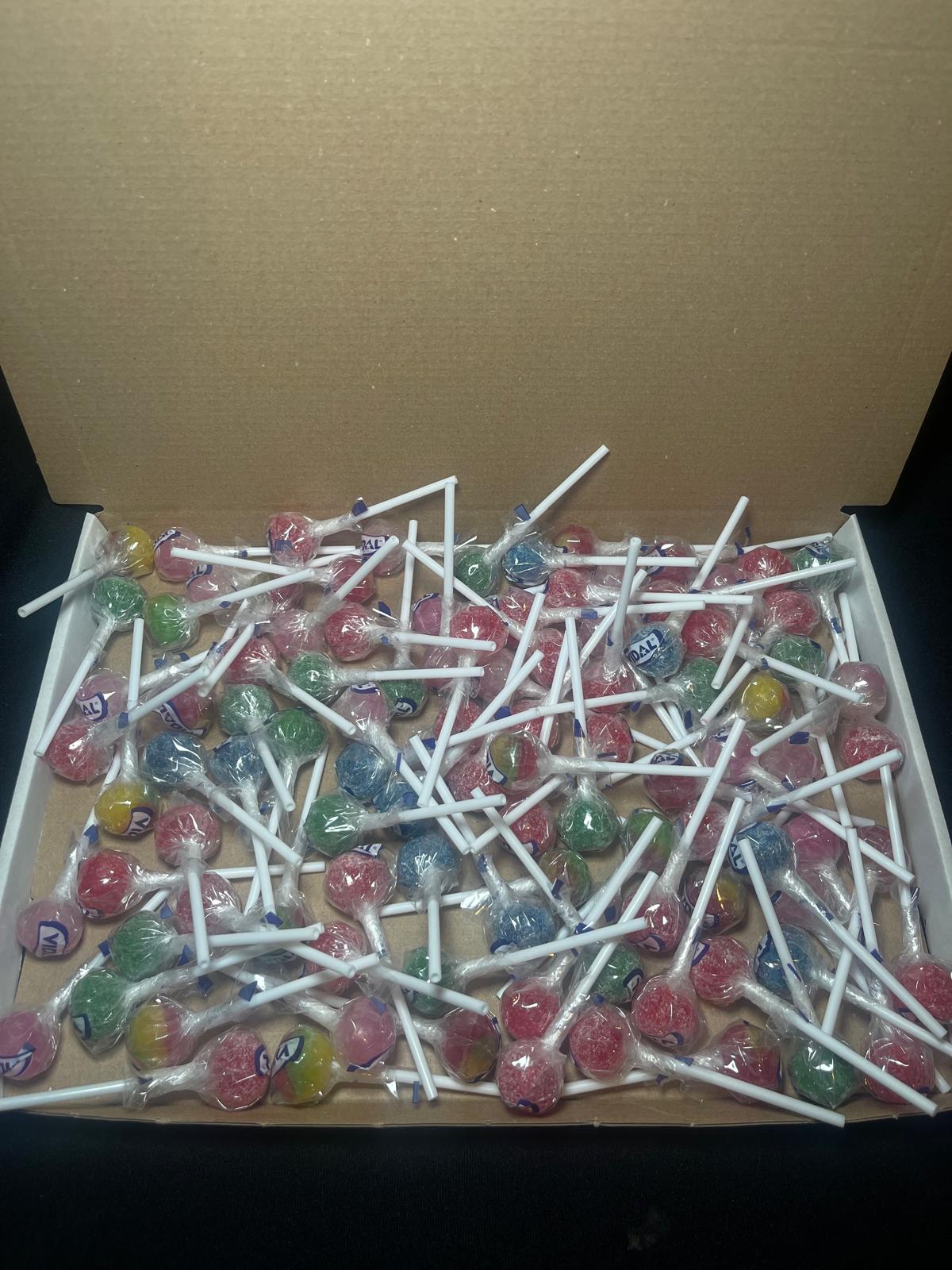 100 Vidal Lollipops Postal Box - Variety of Flavours Strawberry and Cream, Tongue Painter, Blue Raspberry, Traffic Light and Assorted Fruit