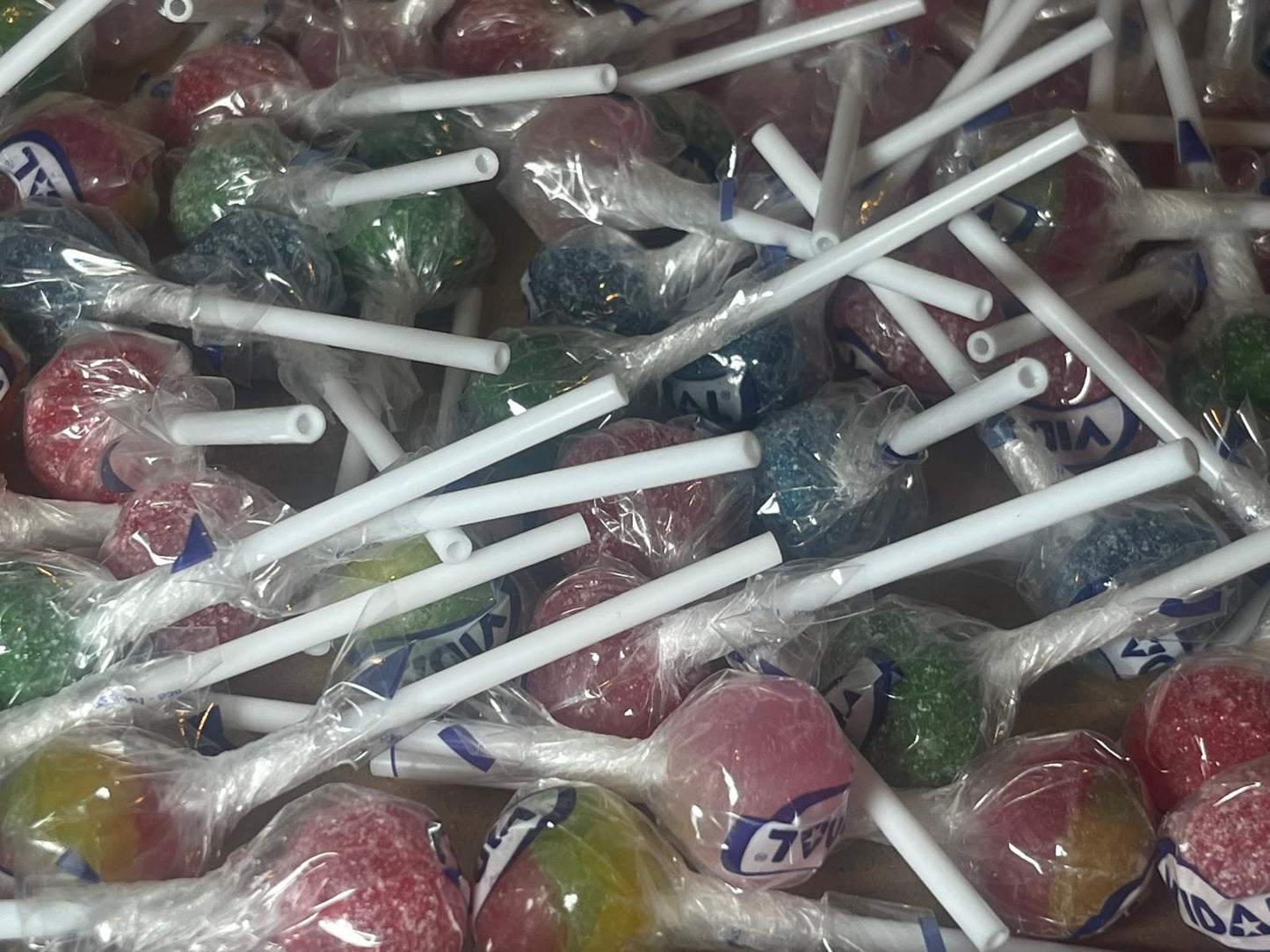 100 Vidal Lollipops Postal Box - Variety of Flavours Strawberry and Cream, Tongue Painter, Blue Raspberry, Traffic Light and Assorted Fruit
