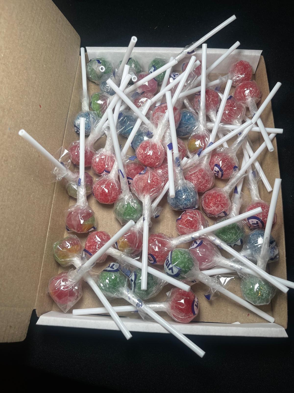 50 Vidal Lollipops Postal Box - Variety of Flavours Strawberry and Cream, Tongue Painter, Blue Raspberry, Traffic Light and Assorted Fruit