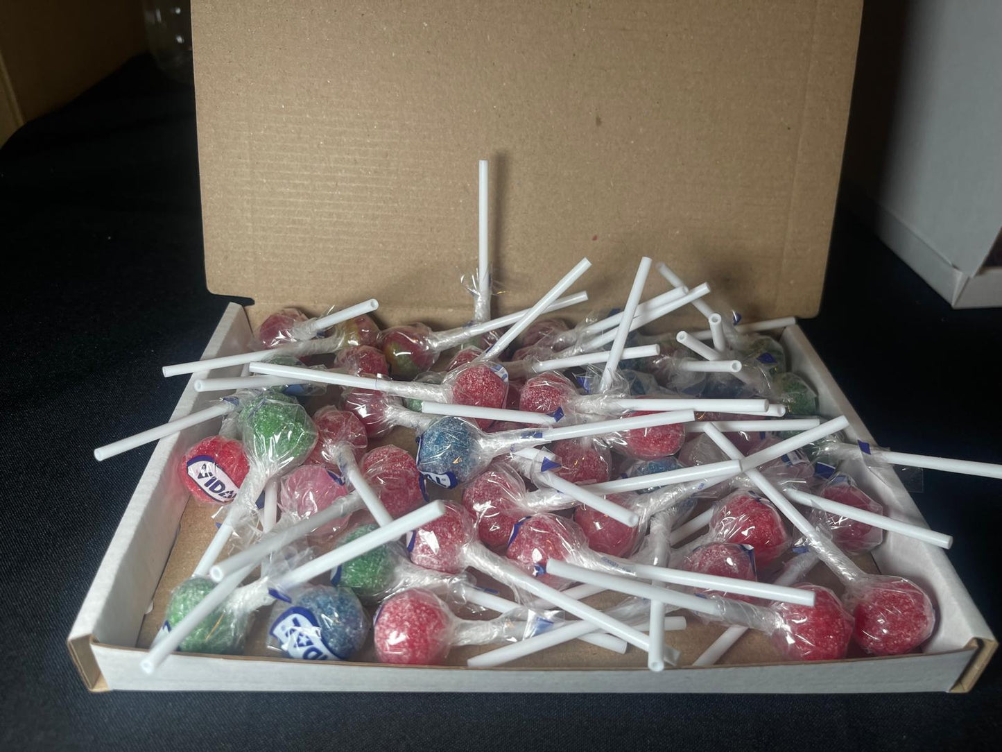 50 Vidal Lollipops Postal Box - Variety of Flavours Strawberry and Cream, Tongue Painter, Blue Raspberry, Traffic Light and Assorted Fruit