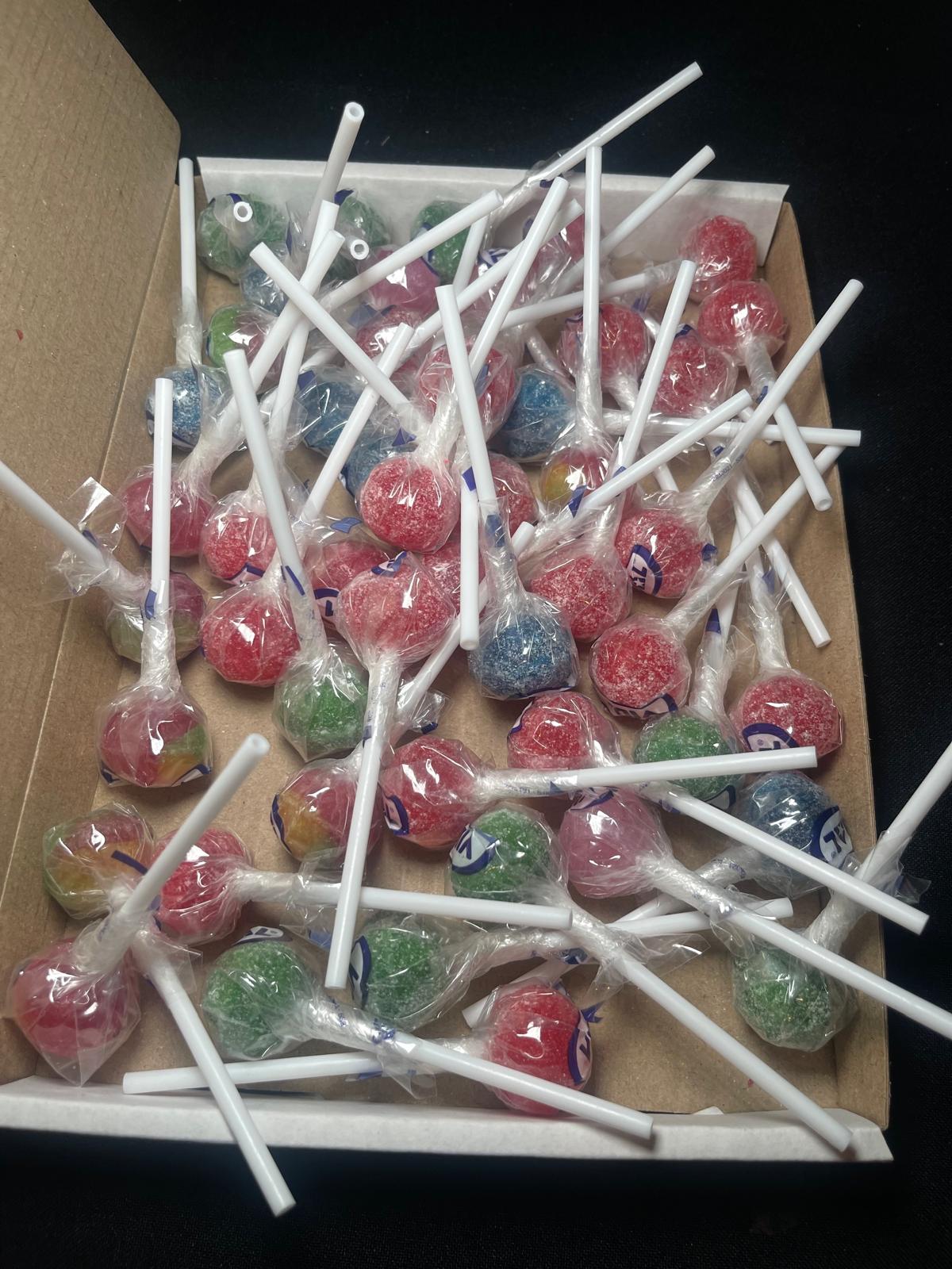 50 Vidal Lollipops Postal Box - Variety of Flavours Strawberry and Cream, Tongue Painter, Blue Raspberry, Traffic Light and Assorted Fruit