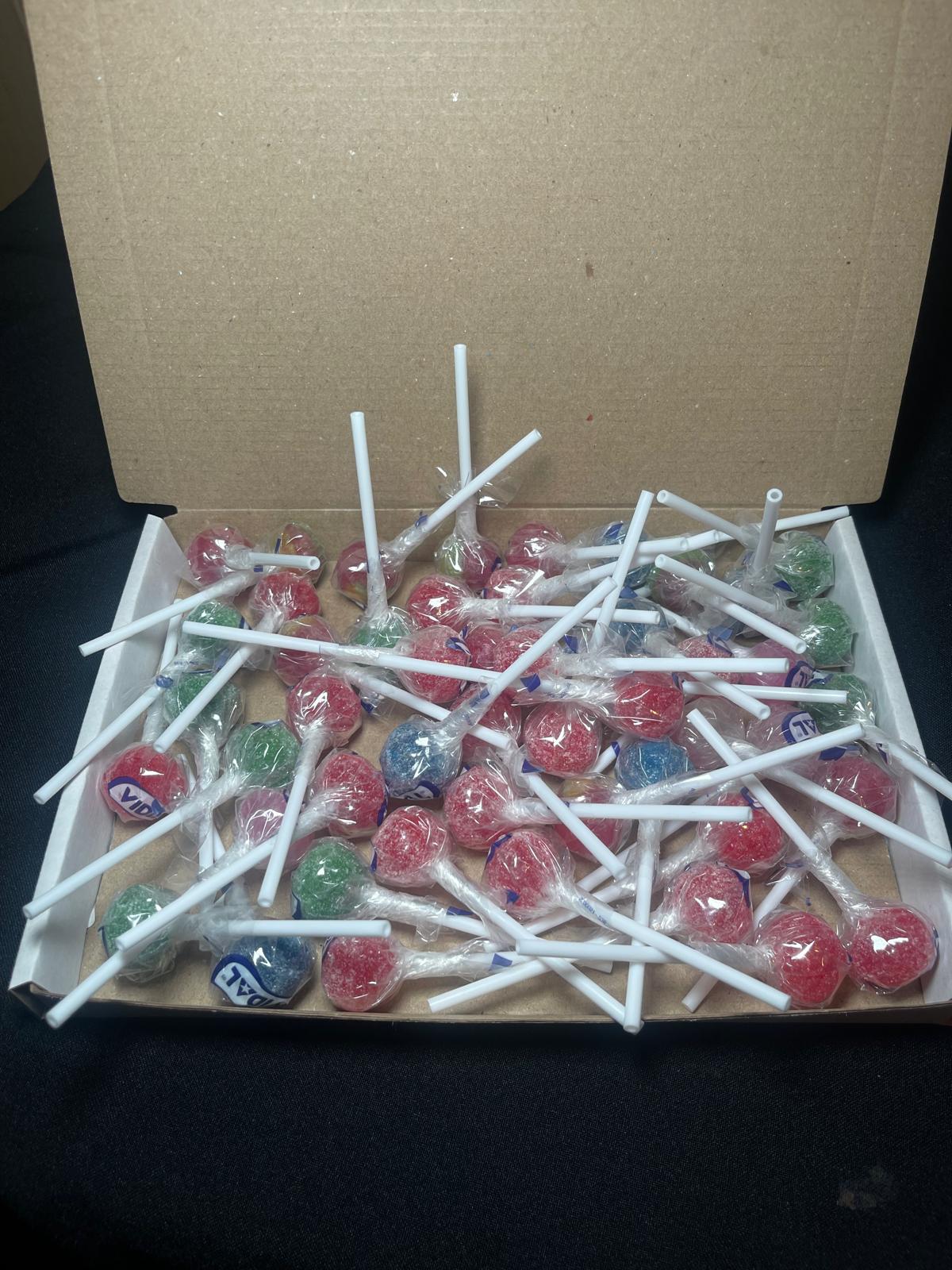 50 Vidal Lollipops Postal Box - Variety of Flavours Strawberry and Cream, Tongue Painter, Blue Raspberry, Traffic Light and Assorted Fruit